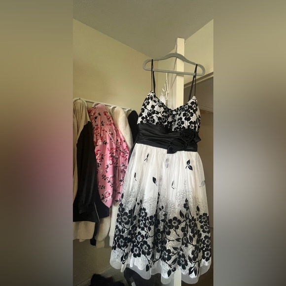 Super cute floral black/white/silver prom or grad dress - Picture 2 of 6